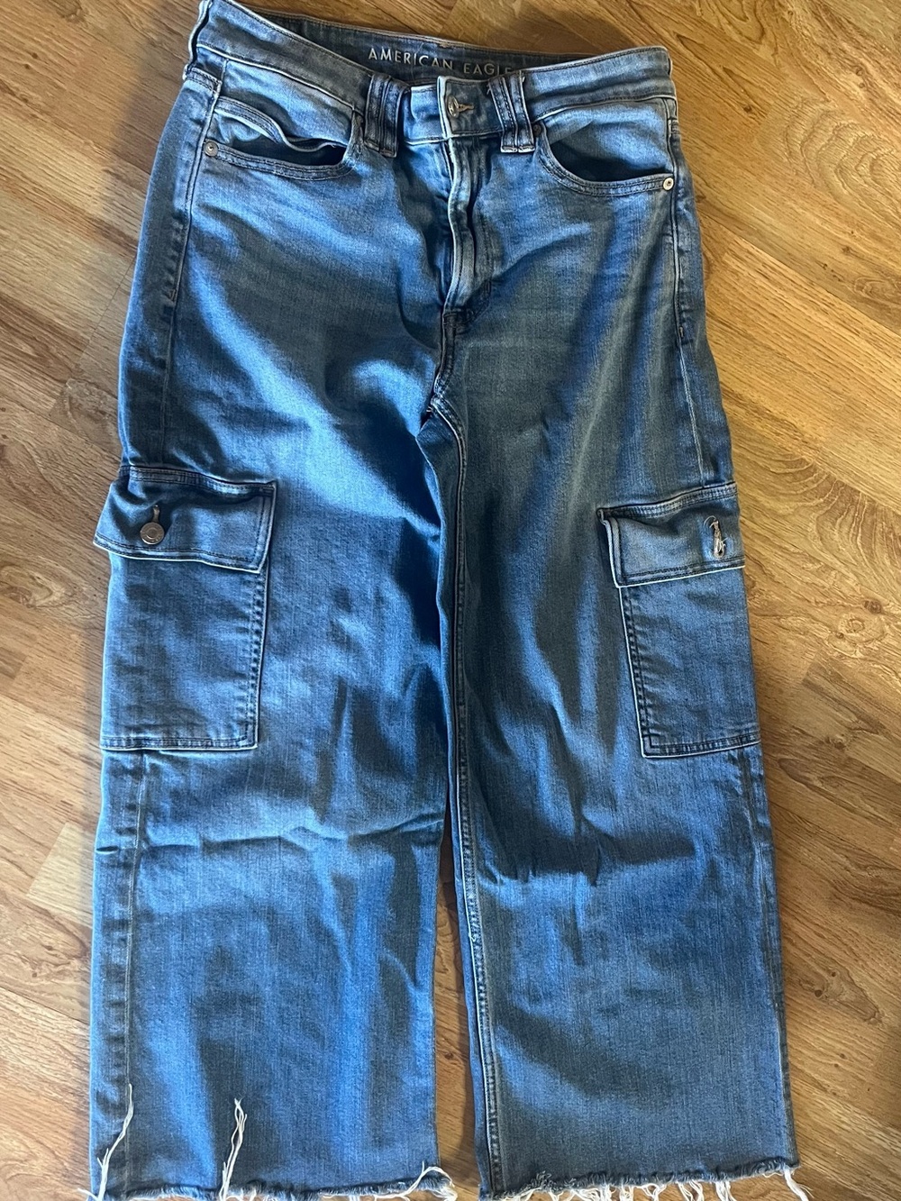 American Eagle women's Blue Cargo Wide leg stretch raw hem Sz 6